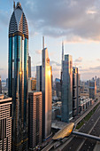 Erhöhter Blick über die modernen Wolkenkratzer entlang der Sheikh Zayed Road mit Blick auf den Burj Kalifa, Dubai, Vereinigte Arabische Emirate