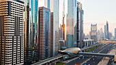 Erhöhter Blick über die modernen Wolkenkratzer entlang der Sheikh Zayed Road mit Blick auf den Burj Kalifa, Dubai, Vereinigte Arabische Emirate