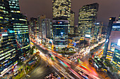 Blick über den geschäftigen Bezirk Gangnam in der Abenddämmerung in Seoul, Südkorea