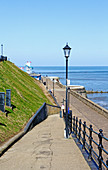 Ein Blick auf den Zugangshang zur Promenade am Nord-Norfolk-Seebad Cromer, Norfolk, England, Vereinigtes Königreich.