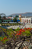 Blick auf die Plaza Santo Domingo vom Museum der Kulturen von Oaxaca, das sich in einem ehemaligen Kloster neben der Kirche von Santo Domingo de Guzman in der Stadt Oaxaca de Juarez, Oaxaca, Mexiko befindet.