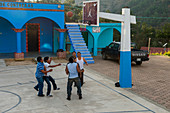Einheimische spielen Basketball auf dem Zocalo (Hauptplatz) im mixtekischen Dorf San Juan Contreras in der Nähe von Oaxaca, Mexiko.