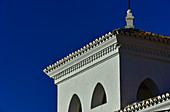 Haus im maurischen Stil mit weißer Fassade vor tiefblauem Himmel, Ronda, Andalusien, Spanien