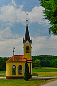 Einsam gelegene Kirche mit Bank, bei Radoslavci, Slowenien
