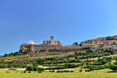 Blick auf Assisi mit Altstadt und Basilica San Francesco sowie Stadtmauer, Assisi, Umbrien, Italien