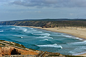 Strand am Atlantik mit großen Wellen, Odeceixe, Algarve, Portugal