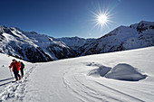 Schneeschuhwandern bei Sonne, unterwegs zum Rainbachsee, Krimmler Achental im Winter, Salzburger Land, Österreich