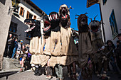 Schnappviehcher symbolisieren den Winter im Fasching von Tramin, Südtirol, Italien
