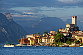 Die berühmte Silhouette von Malcesine und der Scaligerburg, Gardasee, Provinz Verona, Venezien, Italien