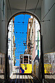 Die alte Standseilbahn Elevador da Bica fährt zum Aussichtspunkt Miradouro de Santa Caterina, Lissabon, Portugal