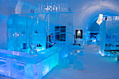Die Eisbar, ICEHOTEL 365, das 2016 eröffnet wurde und eine permanente Struktur ist, bietet das ganze Jahr über den Aufenthalt im Icehotel in Jukkasjarvi bei Kiruna im schwedischen Lappland. Nordschweden.