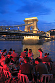 Ungarn, Budapest, Kettenbrücke (Lánchíd), Donau, Menschen