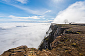 Wolken und Nebel am Berg Bolafjal bei Bolungarvik. Westfjorde, Island