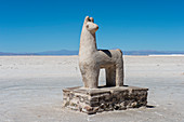 Eine aus Salz geschnitzte Lama-Statue in Salinas Grandes, einer Salzpfanne in den Anden, befindet sich auf einer Höhe von 3.450 Metern an der Grenze der Provinzen Salta und Jujuy in Argentinien.