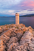 Sonnenaufgang am Silo-Leuchtturm, Punta Silo (šilo), Bucht Kvarner, Insel Krk, Kroatien