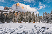 der kleine See von Bain de Dones nach dem Schneefall, im Hintergrund die Tofana di Rozes, Dolomiten, Cortina d'Ampezzo, Belluno, Venetien, Italien