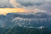 Die Sella-Gruppe von Marmolada bei Sonnenuntergang gesehen, im Hintergrund die Geislergruppe, Dolomiten, Venetien und Südtirol, Italien
