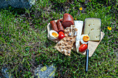Selva dei Molini, Provinz Bozen, Südtirol, Italien, Europa. Typisches Tiroler Essen am Berg