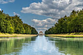 München, Bayern, Deutschland. Der Zentralkanal in den Landschaftsgärten des Schlosses Nymphenburg