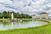 München, Bayern, Deutschland. Das Schloss Nymphenburg mit seinem Landschaftsgarten