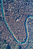 Verona, Venetien, Italien, Europa. Mit einem Heißluftballon die Alpen überqueren. Blick vom Ballon auf die Stadt Verona