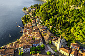 Panorama-Luftaufnahme nach Varenna, Provinz Como, Lombardei, Italien