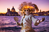 Typische Maske des Karnevals von Venedig mit Kirche von La Salute im Hintergrund, Venedig, Venetien, Italien