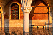 Acqua alta im Dogenpalast. Venedig, Venetien, Italien, Europa.