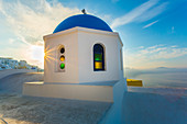 Typische Gebäude und Kirchen in Oia, Santorini, Kykladen, Griechenland