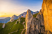 Luftaufnahme von Rifugio Rosalba und Grignetta (Grigna Meridionale) von Torre Cinquantenario und Torre Cecilia, Lecco, Lombardei, Italien