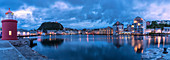 Panorama des Leuchtturms Molja und des Brosundet-Kanals in der Abenddämmerung, Alesund, More og Romsdal Grafschaft, Norwegen