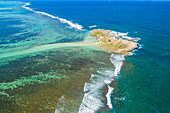 Wellen, die auf der felsigen Insel Ile au Phare (Ile Aux Fouquets) abstürzen, Luftaufnahme, Indischer Ozean, Mahebourg, Grand Bay, Mauritius