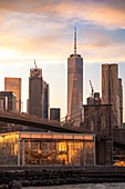 Der Liberty Tower und die Brooklyn Bridge aus dem Stadtteil Dumbo in Brooklyn. Manhattan, New York City, USA
