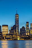 Skyline von Süd-Manhattan mit Liberty Tower von der Küste von New Jersey. New York, USA