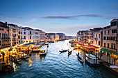 Canal Grande bei Sonnenuntergang nahe Rialtobrücke, Venedig, Venetien, Italien.