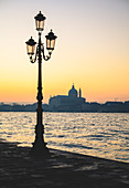 Insel und Kirche San Giorgio während des Sonnenaufgangs von Punta della Dogana aus gesehen. Venedig, Venetien, Italien.