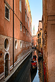 St. Mark Bell Tower von Ponte dell'Ovo aus gesehen. Venedig, Venetien, Italien.