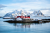 Rote Häuser in Svolvaer, Lofoten, Nordland, Norwegen.