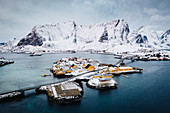 Erhöhte Ansicht von Sakrisoy Village, Lofoten Islands, Nordland, Norwegen