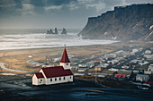 Vik Kirche und Klippen. Vik, Südisland.