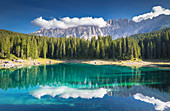See Carezza mit Berg Latemar, Provinz Bozen, Südtyrol, Italien
