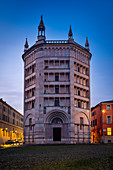 Das Battistero (Baptisterium von Parma) auf der Piazza Duomo. Parma, Emilia Romagna, Italien, Europa.