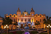 Principaute de Monaco, Place du Casino in der Abenddämmerung.