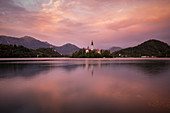 Luftaufnahme der Insel Bled mit Kirche Mariä Himmelfahrt in der Abenddämmerung, Bleder See, Oberes Krain, Slowenien