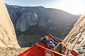 Hohe Winkelansicht des Bergsteigers in einem Portaledge auf der Nase, El Capitan, Yosemite National Park