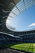 Tottenham Hotspur Fußballstadion, leere Tribünen und Sonnenschein auf dem Spielfeld