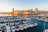 Frankreich, Bouches du Rhone, Marseille, Fort Saint Jean und die Boote des Vieux Port (Alter Hafen)