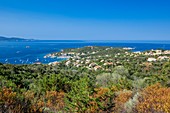 Frankreich, Corse-du Sud (2A), Region Taravo, Wanderweg Mare e Monti Sud zwischen Porto Pollo und Coti-Chiavari, Blick über Porto Pollo und den Golf von Valinco