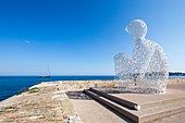 Frankreich, Alpes-Maritimes, Antibes, Terrasse der Bastion Saint-Jaume im Hafen Vauban, die transparente Skulptur 'Nomad', geschaffen vom spanischen Bildhauer Jaume Plensa, die Büste aus Buchstaben
