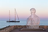 Frankreich, Alpes-Maritimes, Antibes, Terrasse der Bastion Saint-Jaume im Hafen Vauban, die transparente Skulptur &quot,Nomadundquot;, geschaffen vom spanischen Bildhauer Jaume Plensa, die Büste aus Buchstaben
